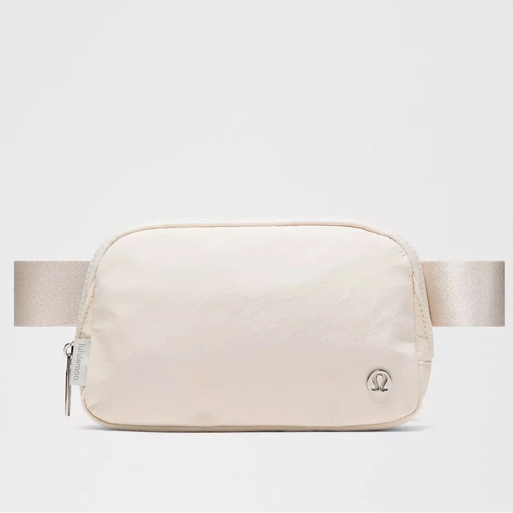 Lululemon Everywhere Belt Bag Cream Silver - Picture 1 of 7